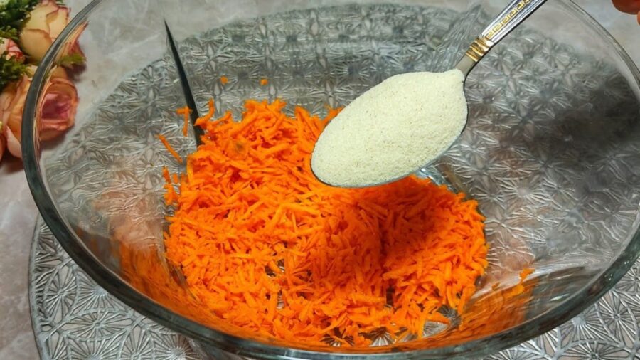 Рецепт ніжного морквяного манника на кефірі