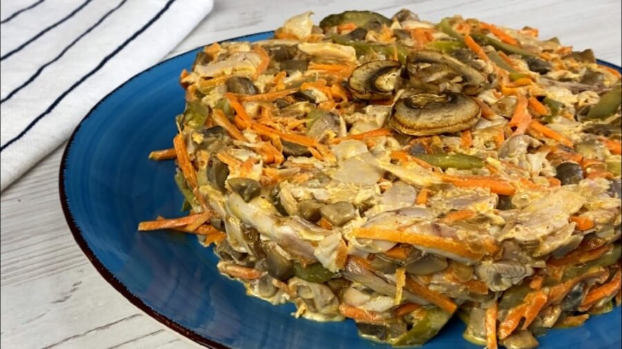 Рецепт ситного і соковитого салату з куркою і грибами
