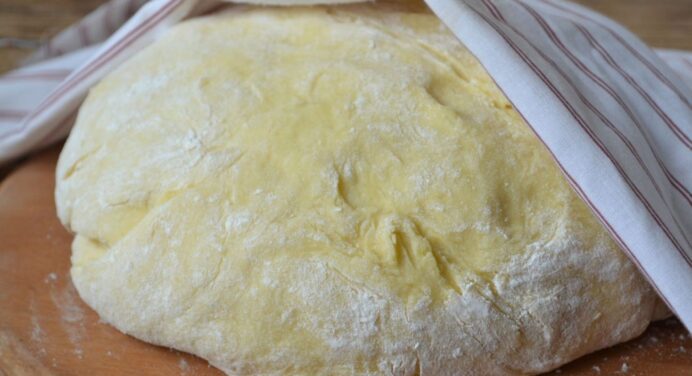 Улюблене тісто для пиріжків. Після натискання вони не перетворюються на “липкий млинець”, і начинка не тече 