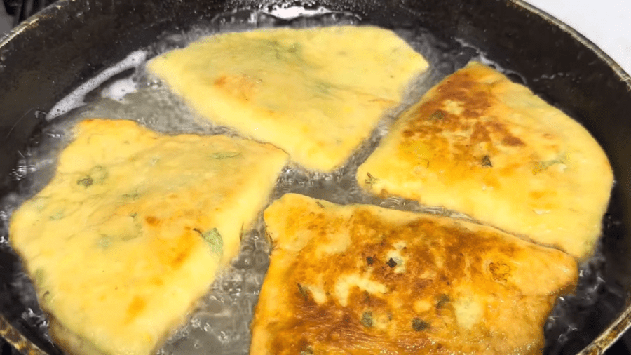 Картопля й трошки фаршу: неймовірні трикутнички у сковорідці