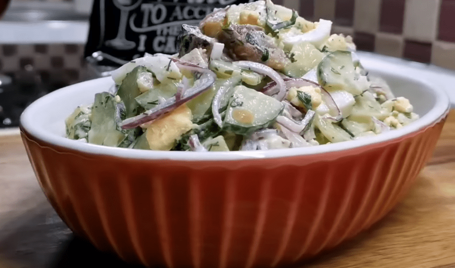 Салат з копченою скумбрією й огірками