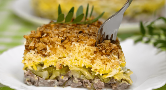 Кума “підігнала” рецепт класного й простого у приготуванні салату на свята: лише м’ясо, огірки і секретик 