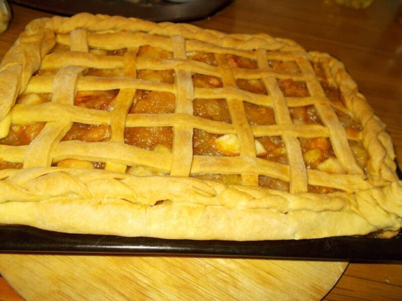 Кулінарна блогерка розповіла, як приготувати смачний і ситний м'ясний пиріг із соковитою начинкою
