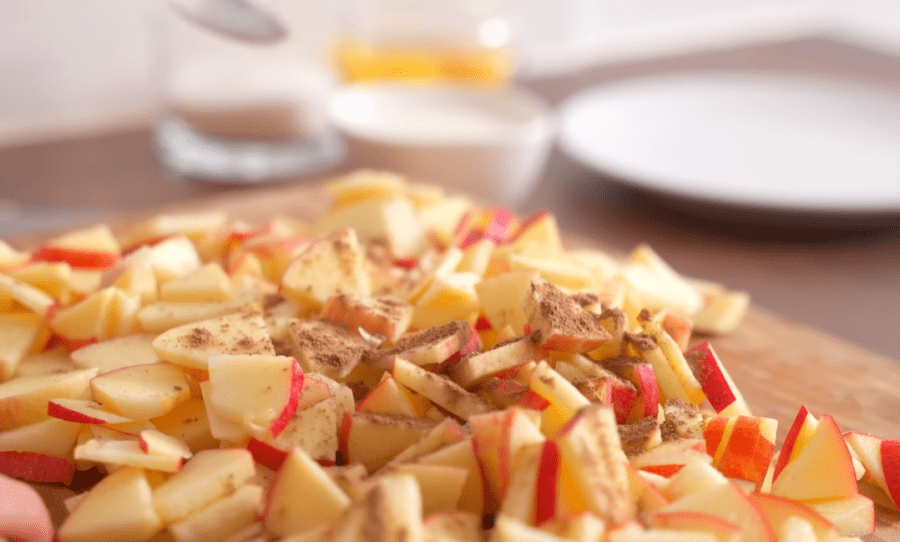Рецепт пухкої та ніжної шарлотки: мало тіста і багато яблук