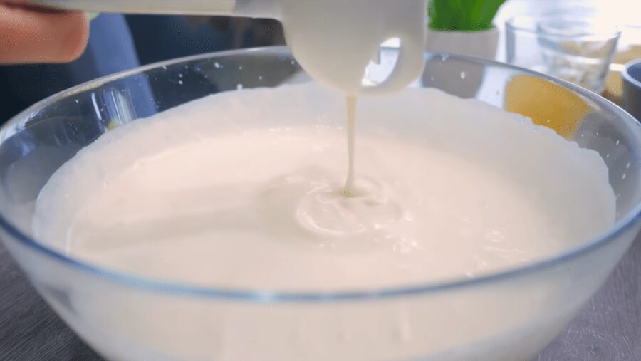 Рецепт смачного літнього десерту без випічки з сиром і фруктами