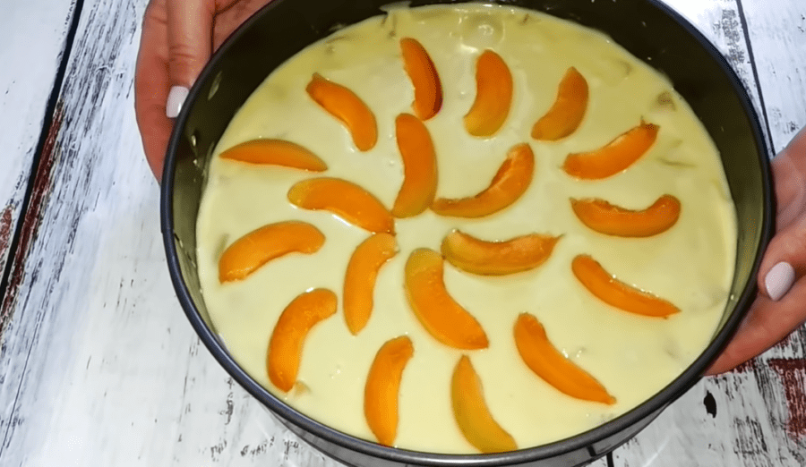 Рецепт простого і смачного пирога на кефірі з фруктами