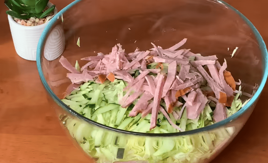 Рецепт смачного і оригінального салату з капусти, який можна на дієті