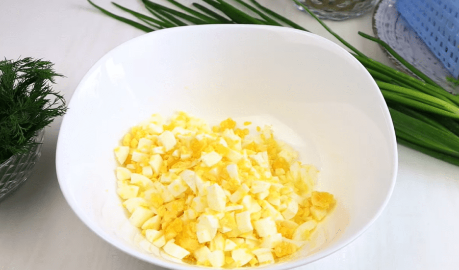 Рецепт смачного весняного салату з яйцями і огірками