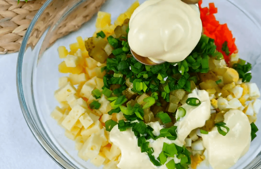 Рецепт ситного і соковитого салату з сиром на Великдень