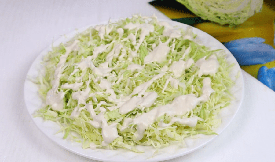 Рецепт свіжого і соковитого салату з молодої капусти і крабових паличок