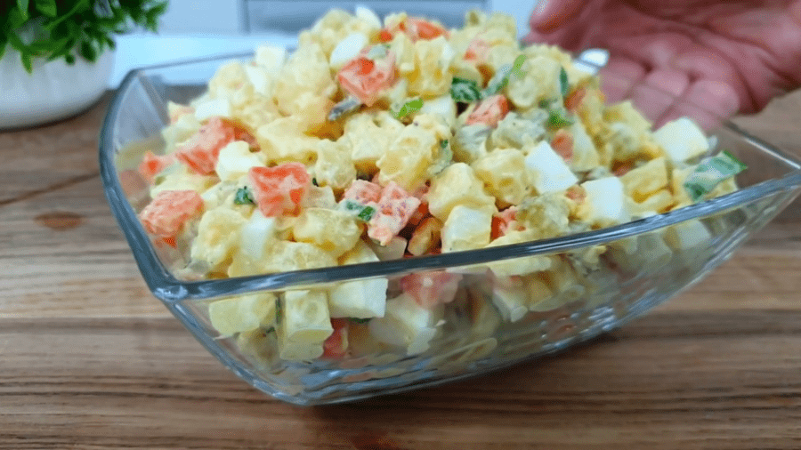 Рецепт ситного і соковитого салату з сиром на Великдень