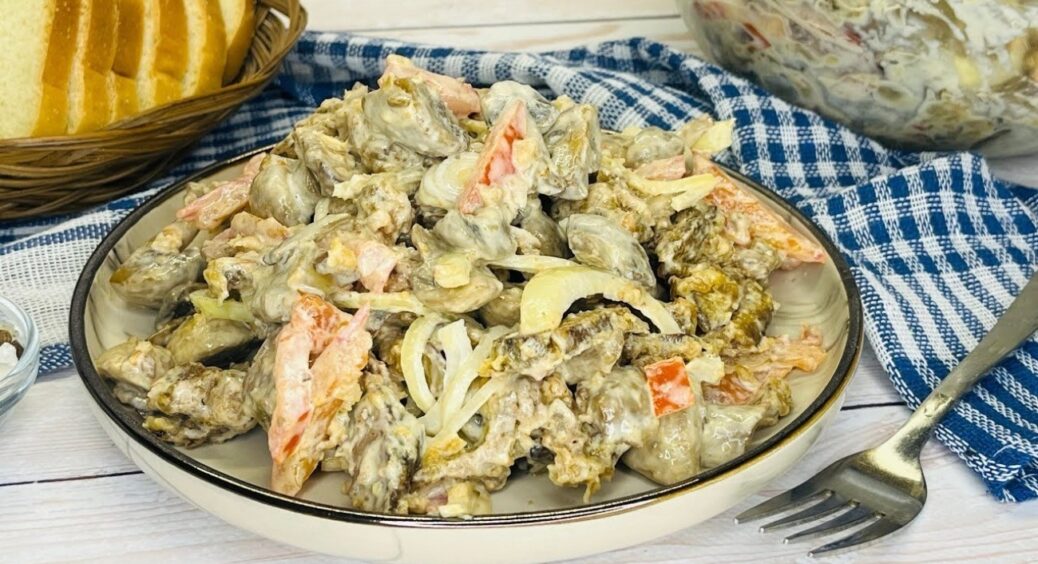 Забутий рецепт салату з печінкою, грибами та ще кількома продуктами: так смачно, що зникне за одну хвилину 
