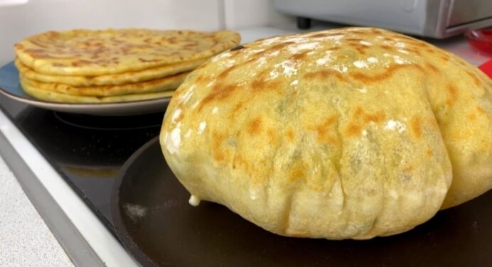 Можу їсти хоч щодня! Улюблені коржики на сковороді: сирна начинка та бездріжджове тісто. Покроковий рецепт 