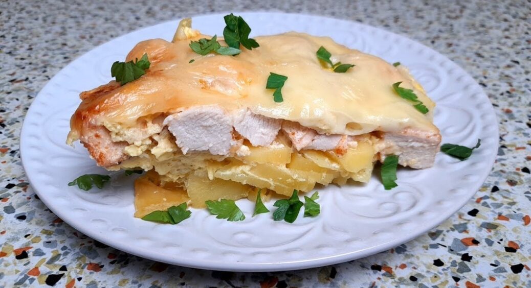 Вечеря нашвидкуруч: картопля, запечена з курячим філе. Поливаю вершковою заливкою та відправляю в духовку 