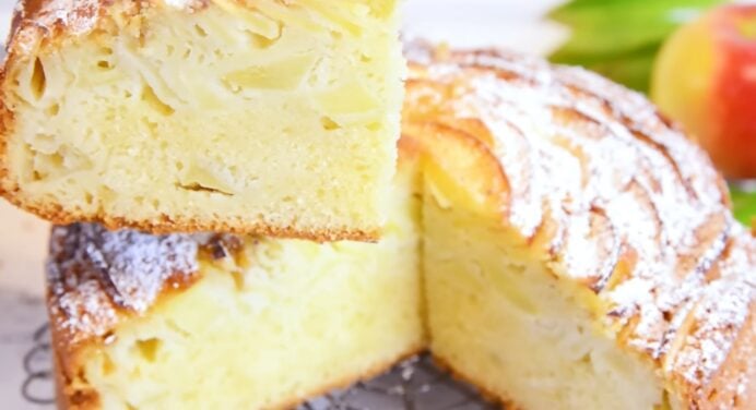 Цей сімейний десерт просто тане в роті: ніжний і ароматний яблучний пиріг. Весь секрет в особливому тісті 