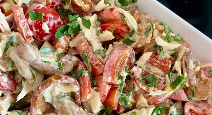Беру курку та помідори і готую геніальний салат: оригінальний рецепт з доступних продуктів на свято 