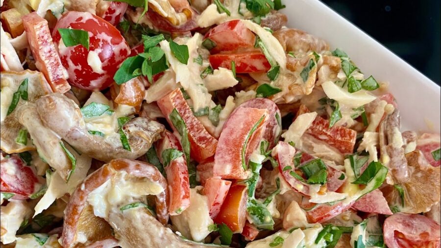 Рецепт смачного святкового салату з куркою і помідорами