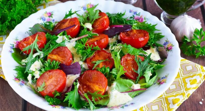 До м’ясця подаю теплий салат зі смажених помідорів: черрі на салатному листі подобається всім домашнім 