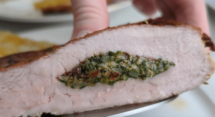 Шеф-кухар із культового ресторану розкрив свій секрет соковитих свинячих стейків: легкий рецепт із начинкою 