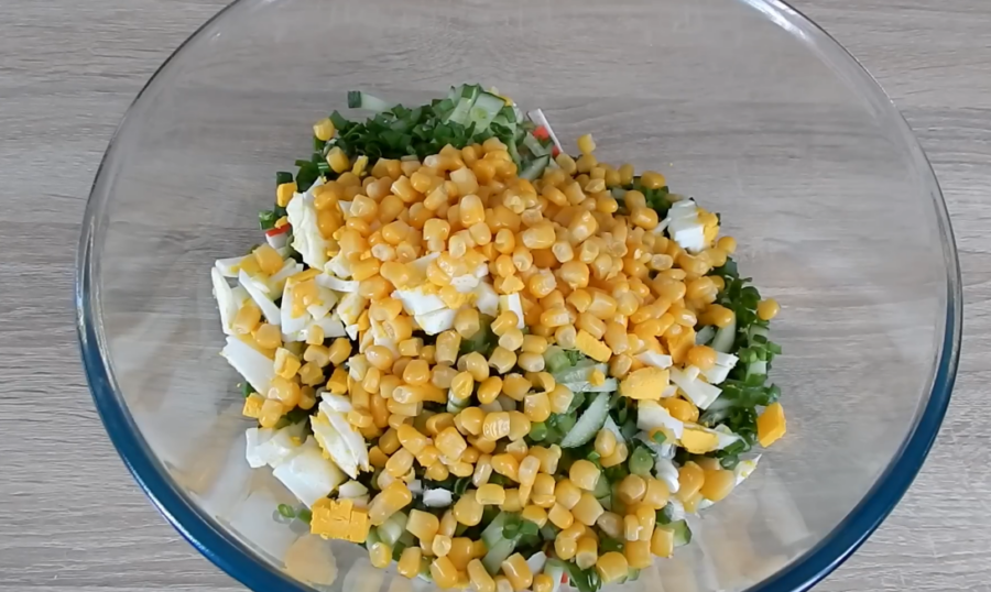 Рецепт крабового салату по-новому з сиром 