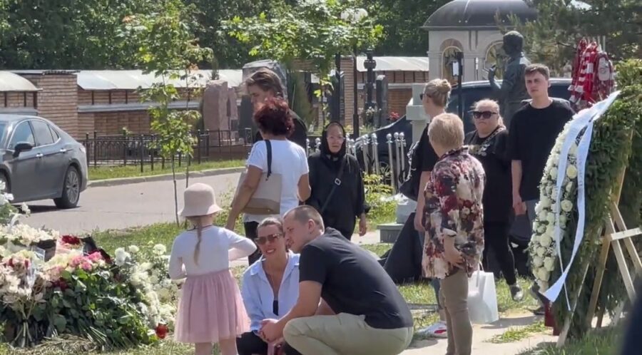Сім'я на другий день після похорону привела на могилу Заворотнюк її маленьку дочку
