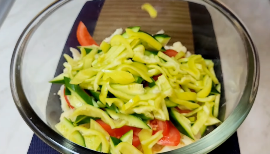 Рецепт смачного і корисного салату, який спалює жир на животі
