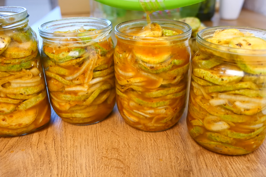 Рецепт смачного салату з кабачків на зиму