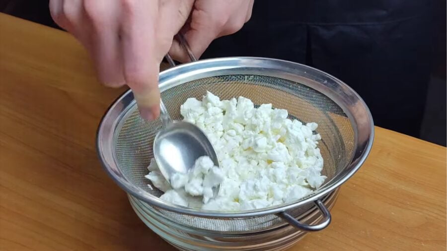 Для приготування сирників перетріть кисломолочний сир через сито 