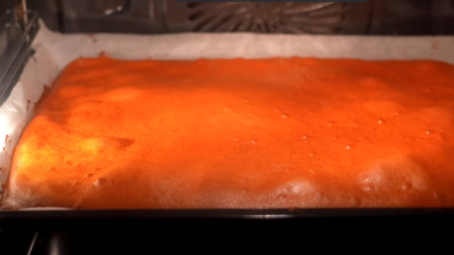 Рецепт приготування торта Медовик за 15 хвилин. Фото: YouTube-канал Alina FooDee