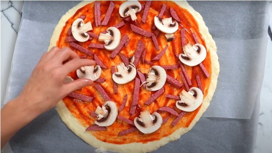 Рецепт приготування тіста для піци за 1 хвилину. Фото: YouTube-канал Alina FooDee