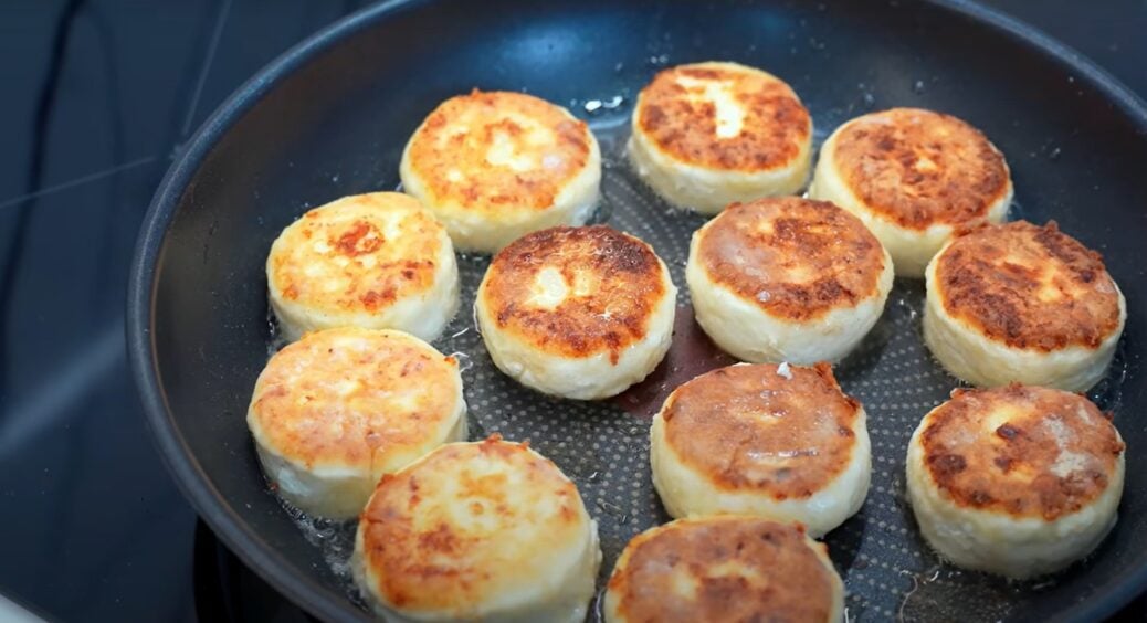 Свекруха вмовила додати 1 ложку в тісто – і сирники вийшли такими ніжними, що діти з’їли сковороду за раз 