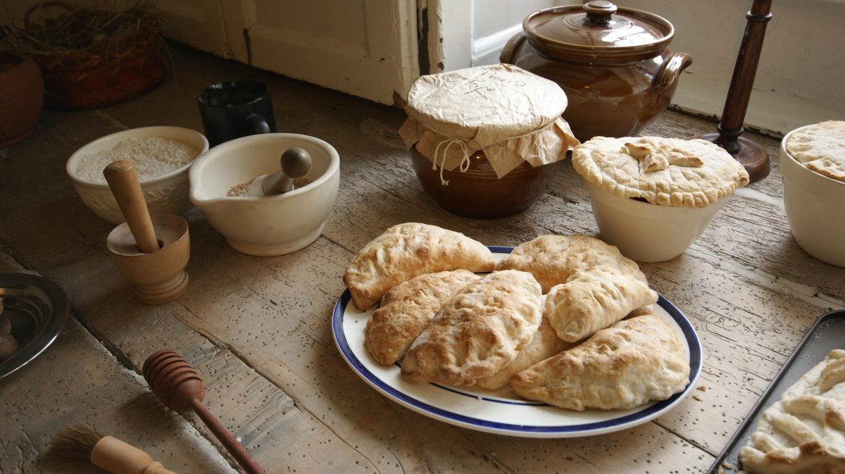 Кулінари розповіли, які продукти допоможуть приготувати соковиті чебуреки з хрусткою скоринкою