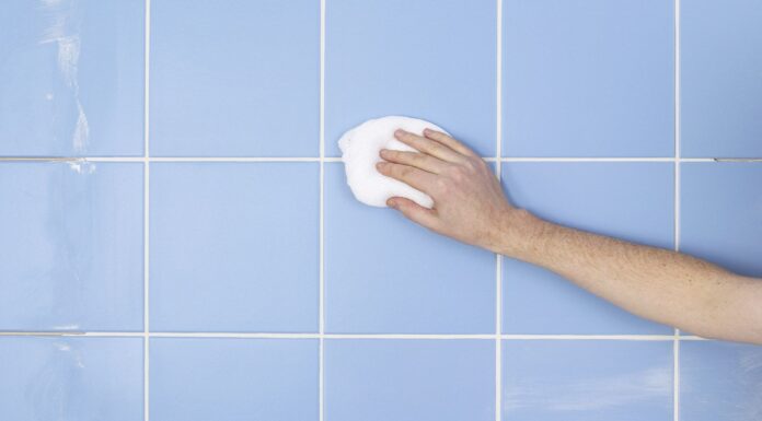 Наливаю у пульверизатор 2 ковпачки – і пліснява у ванній зникає за 1 ніч! Це ого як просто і бюджетно Дієвий метод усунення плісняви з ванної кімнати від господині