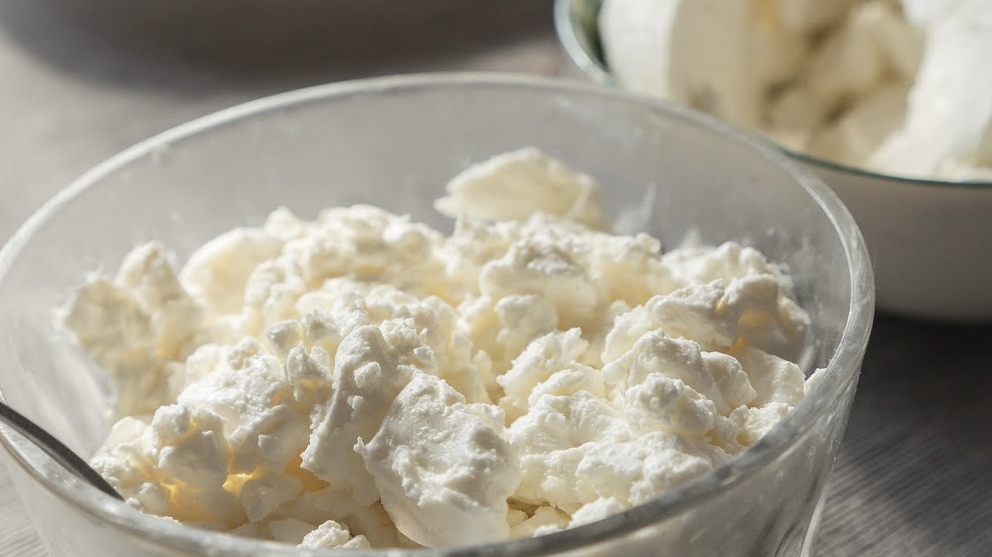 Експерти розповіли, чи можна їсти кисломолочний сир людям похилого віку 