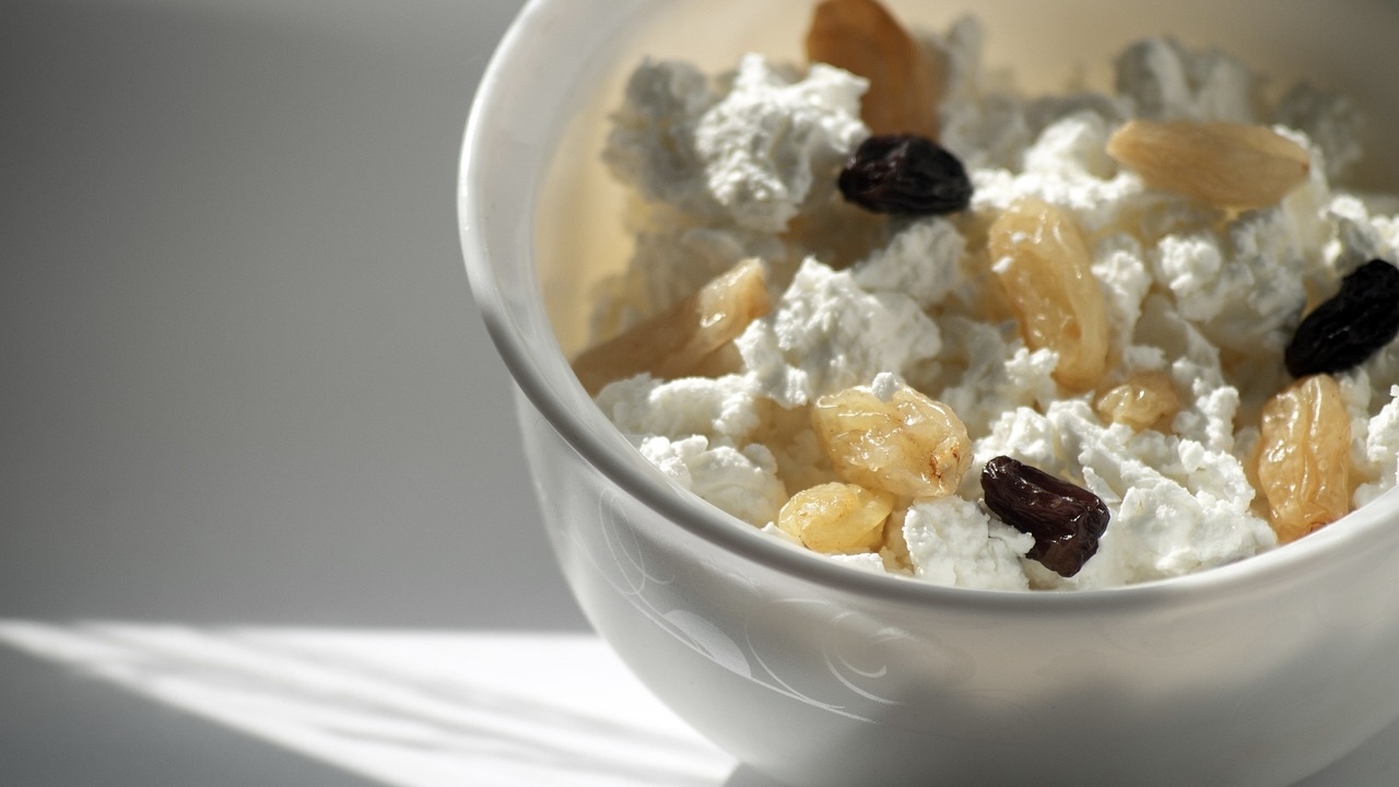 Експерти розповіли, чи можна їсти кисломолочний сир людям похилого віку 