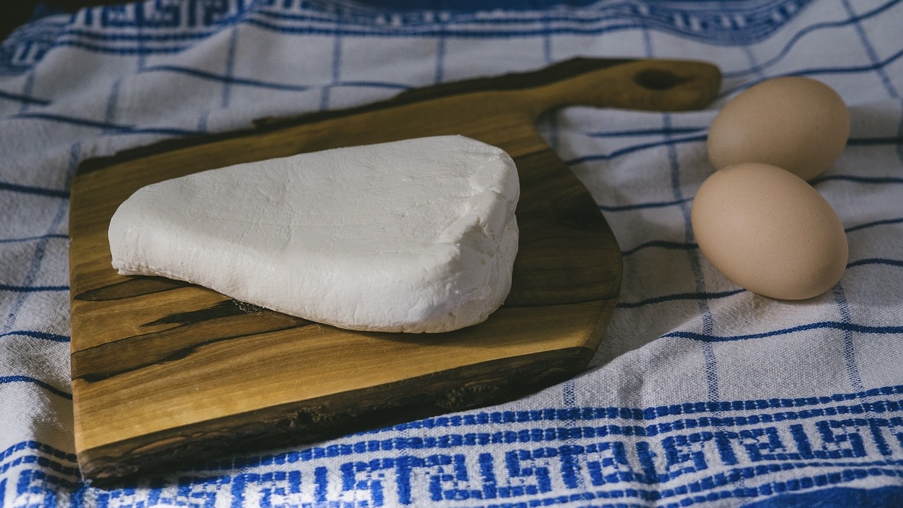 Експерти розповіли, чи можна їсти кисломолочний сир людям похилого віку 