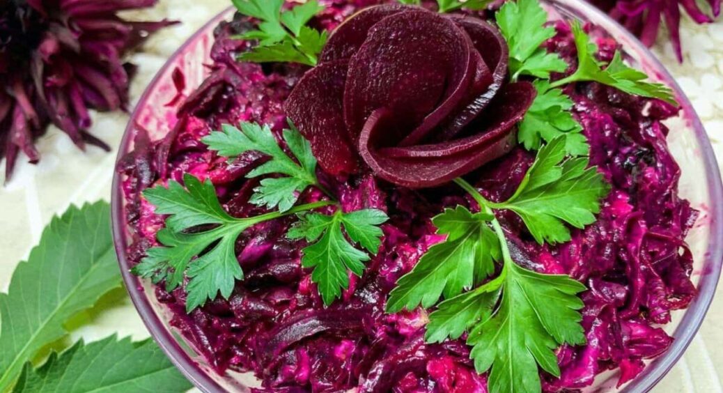 Беру звичайні буряки й через 15 хвилин ставлю на стіл грузинський салат, від якого всі – під враженням 