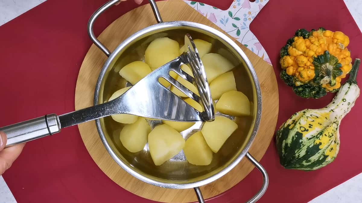 Кулінари розповіли, як приготувати картопляні коржики на сніданок для всієї родини