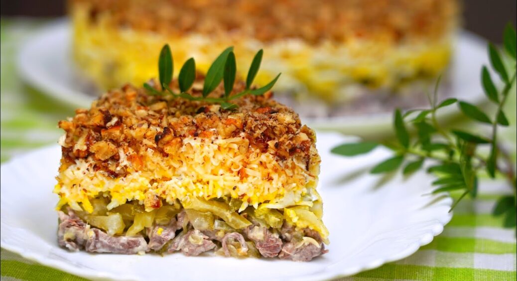 Салат “Великодній кошик”: простий, а виглядає святково. 5 простих продуктів, а тут так розкриваються 