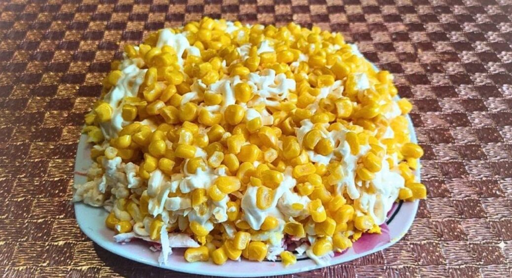 Одразу став нашим улюбленцем! Салат з крабовими паличками “Русалка”: всього 4 інгредієнти, але дуже смачний 