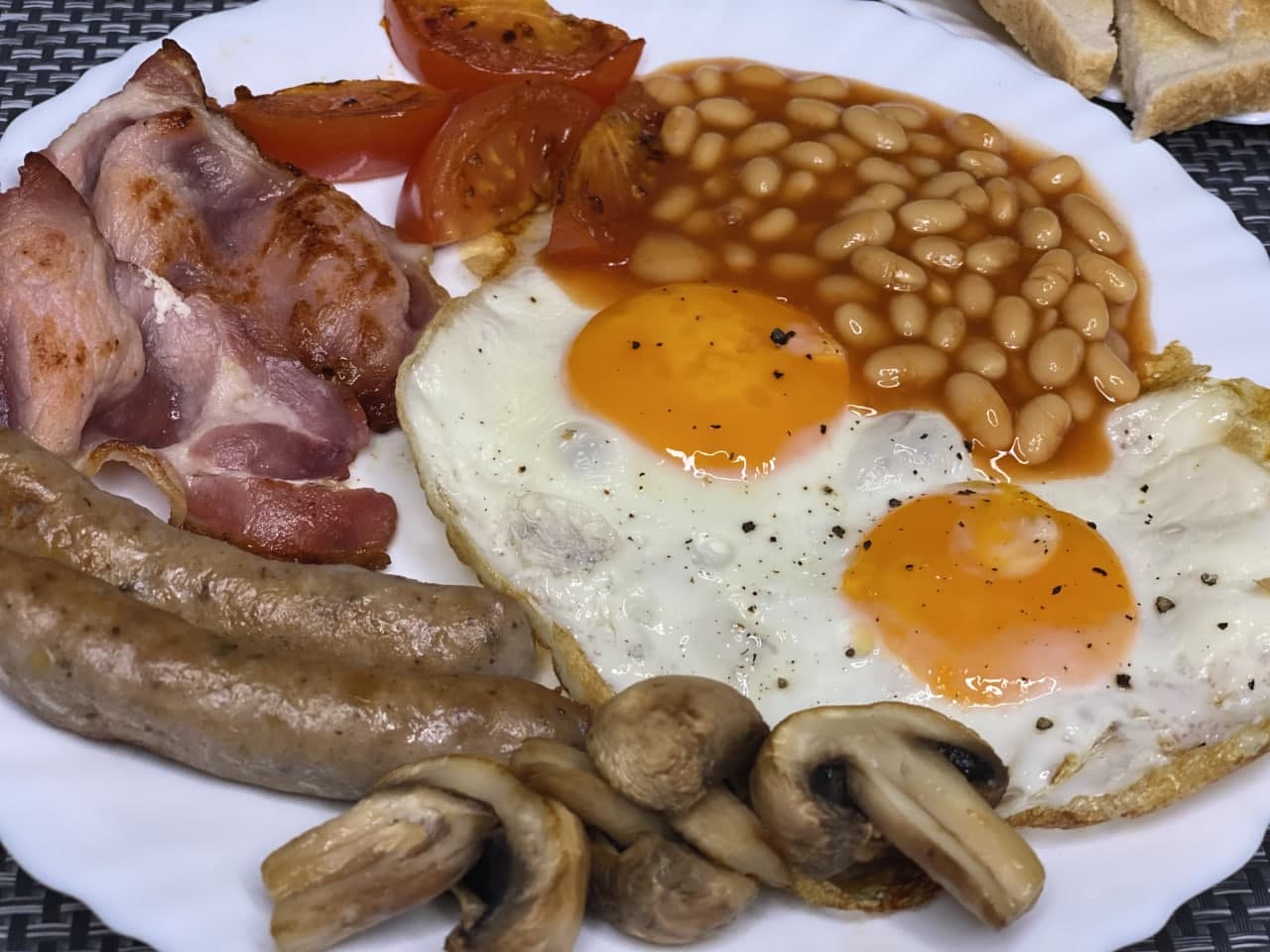 Кулінари розповіли, як приготувати смачну яєчню на сніданок за лічені хвилини – просто й швидко