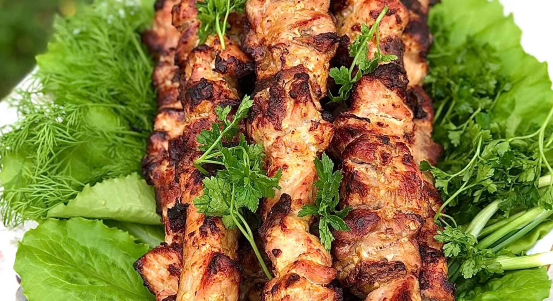 Пів склянки маринаду – і запікаю мʼясо: така смакота, що з гордістю ставлю на стіл. Старава номер 1 тепер 