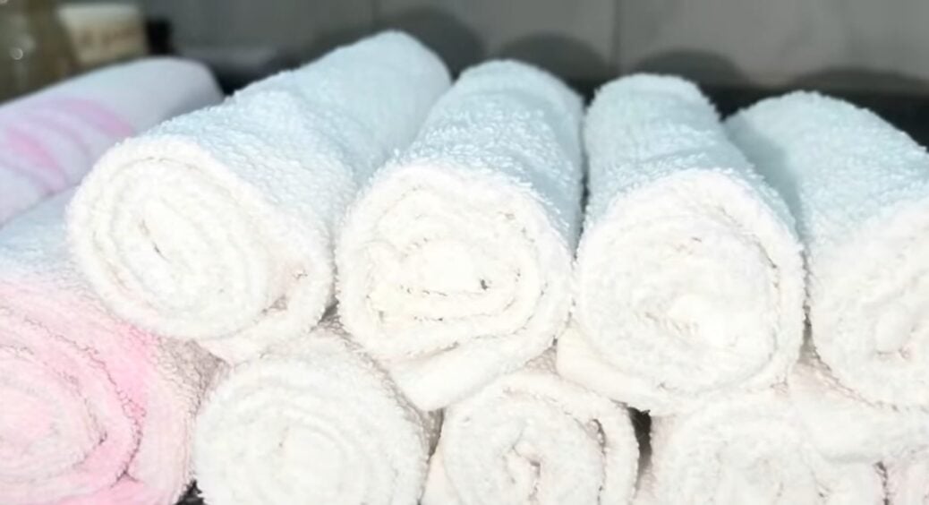 Після 30 хвилин замочування у простій суміші рушники перестали тхнути вологістю: метод без агресивної хімії 