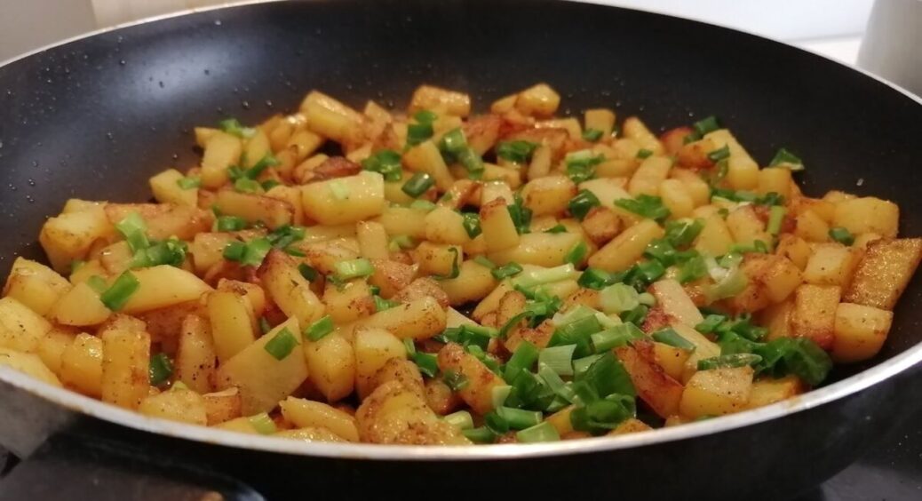 Ось це потрібно класти, аби смажена картопля вийшла ідеально: 1 продукт, що змінює смак на всі 180 градусів 