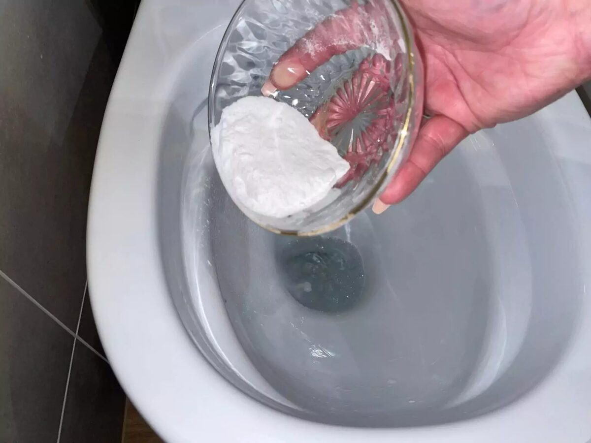 Експерти розповіли, який засіб для прибирання, приготований власноруч, очистить ванну кімнату