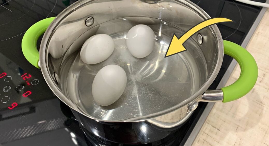 По 1 чайній ложці у каструльку – і шкаралупа злітає сама за секунду: лайфхак для варіння курячих яєць 