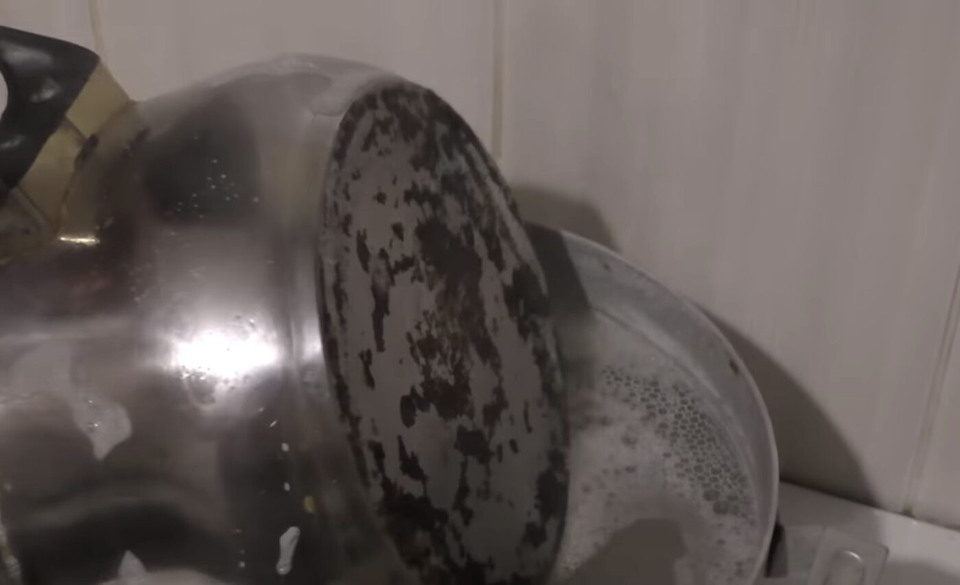 Простий метод миття каструль до блиску