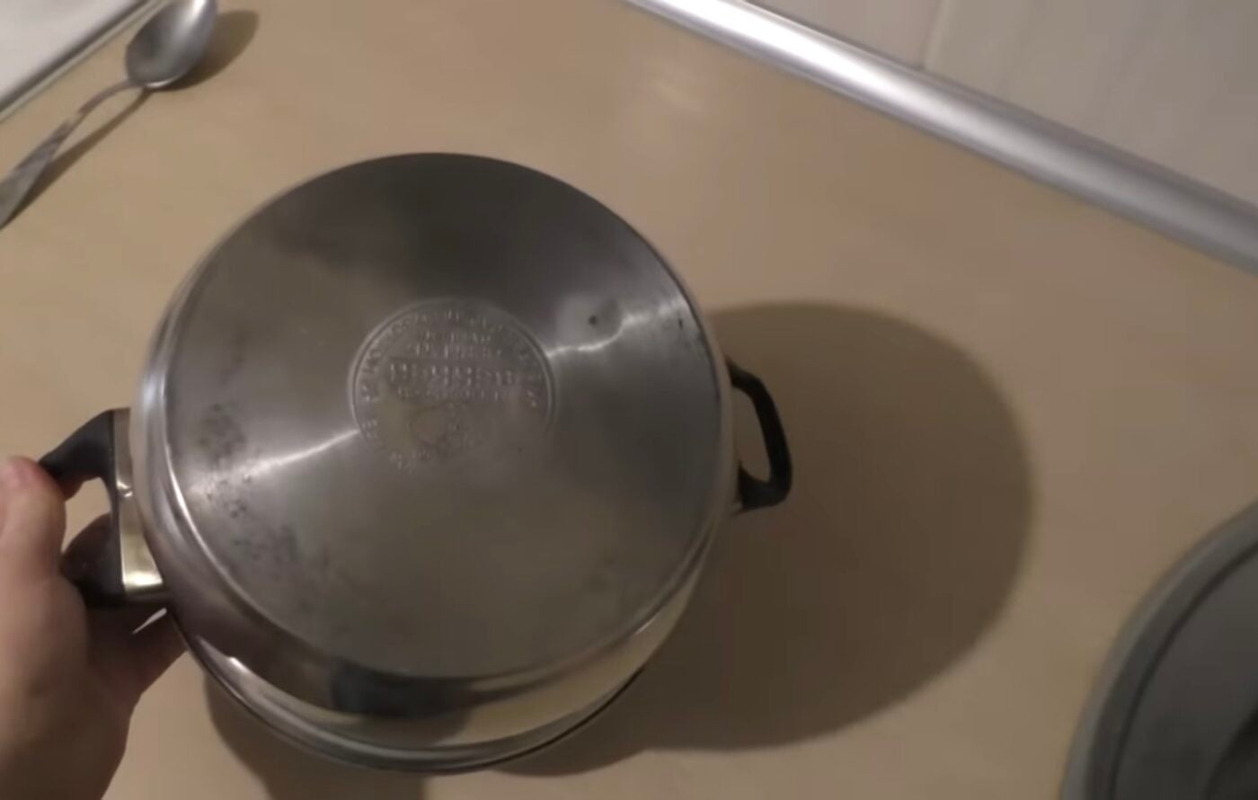 Як натуральними засобами відмити каструлі від пригару