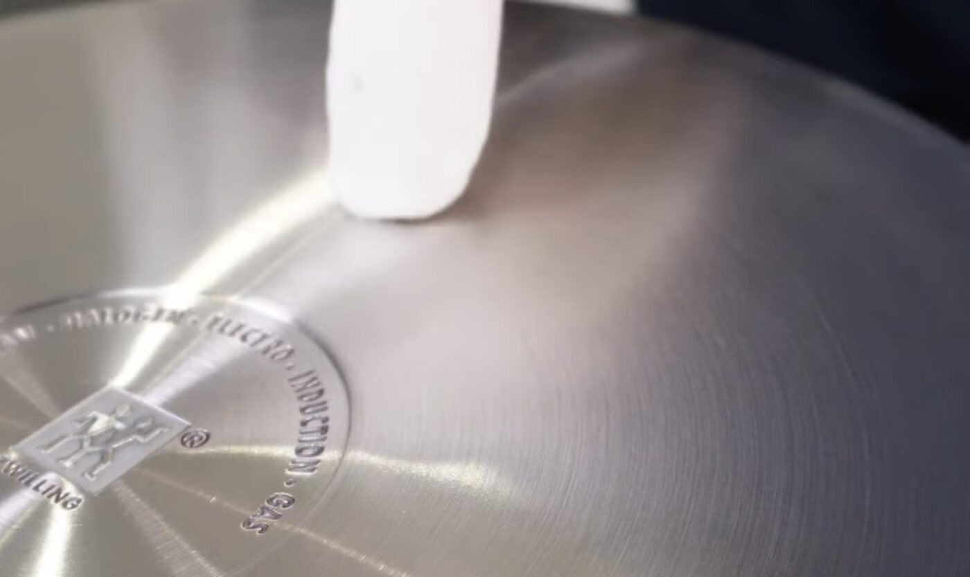 Які продукти псують каструлі з нержавіючої сталі 