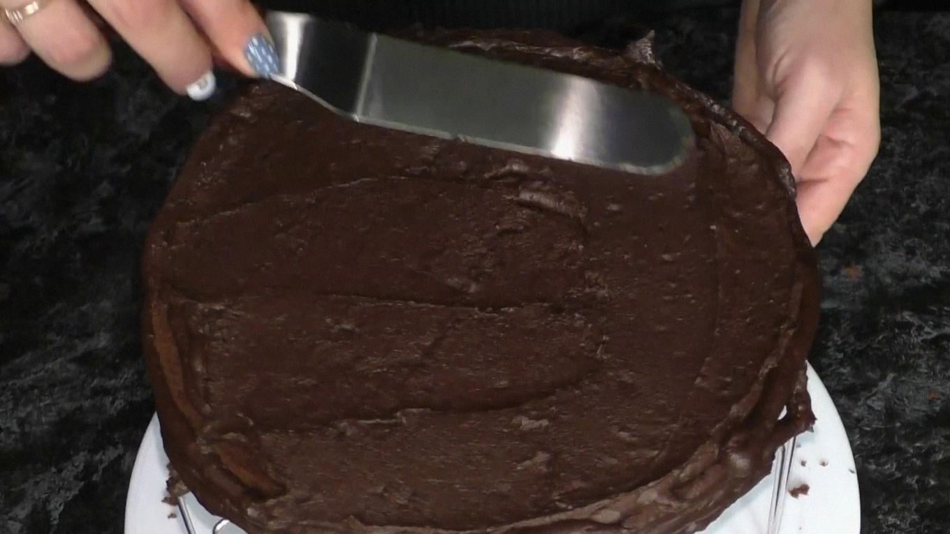 Кондитери пояснили, як приготувати шоколадний торт з тістом на кефірі